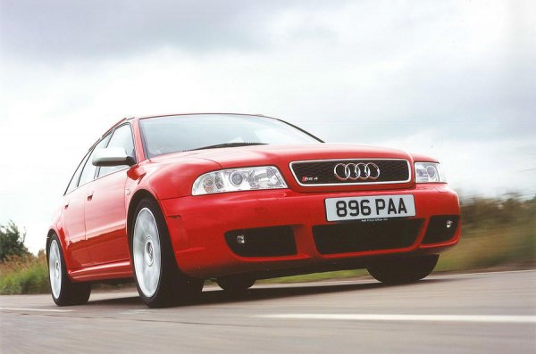 Audi лансира RS4 Avant през 2000 година.